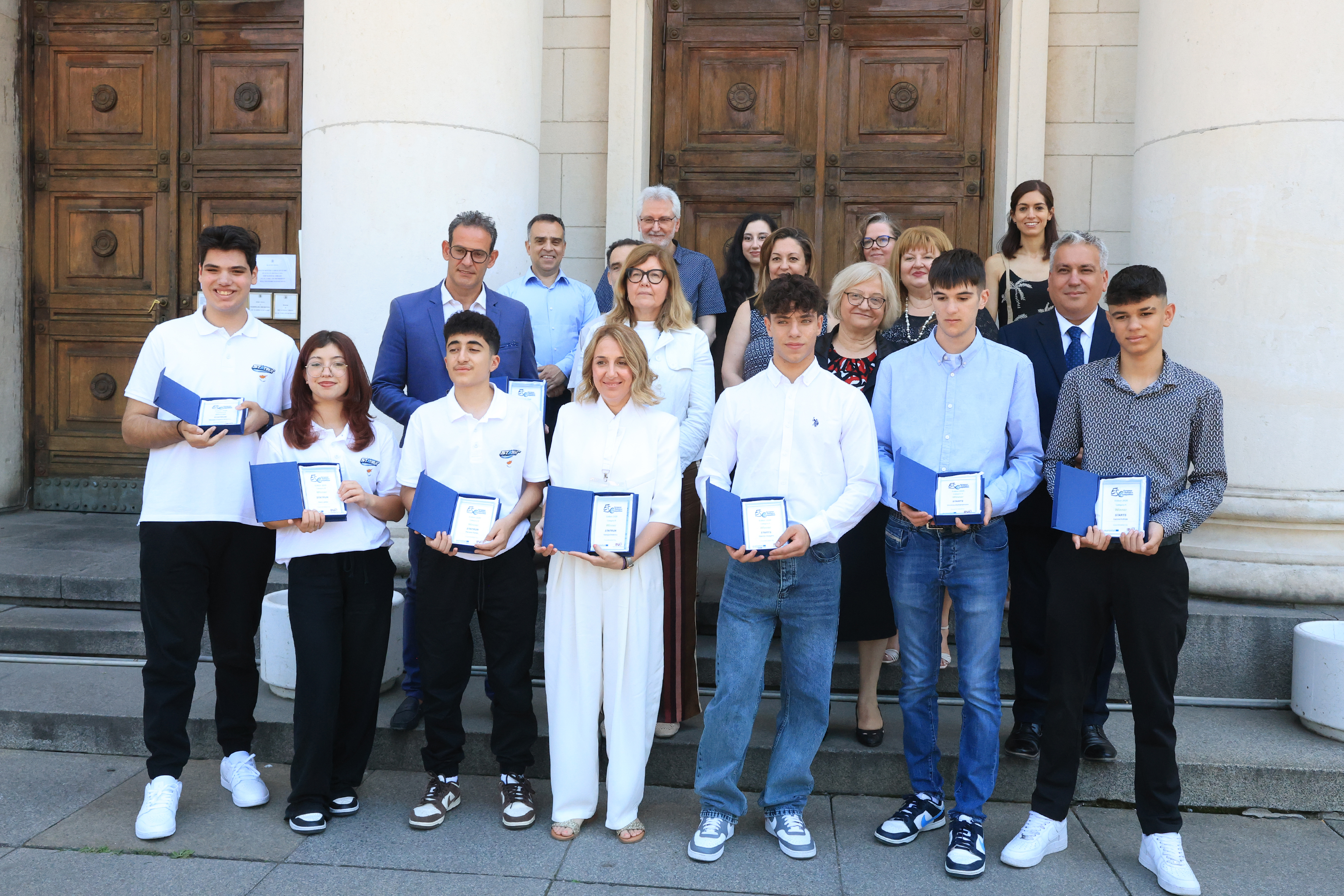 Los ganadores de la fase europea,con representantes de Eurostat y los institutos nacionales de estadística de España, Bulgaria, Chipre y Grecia